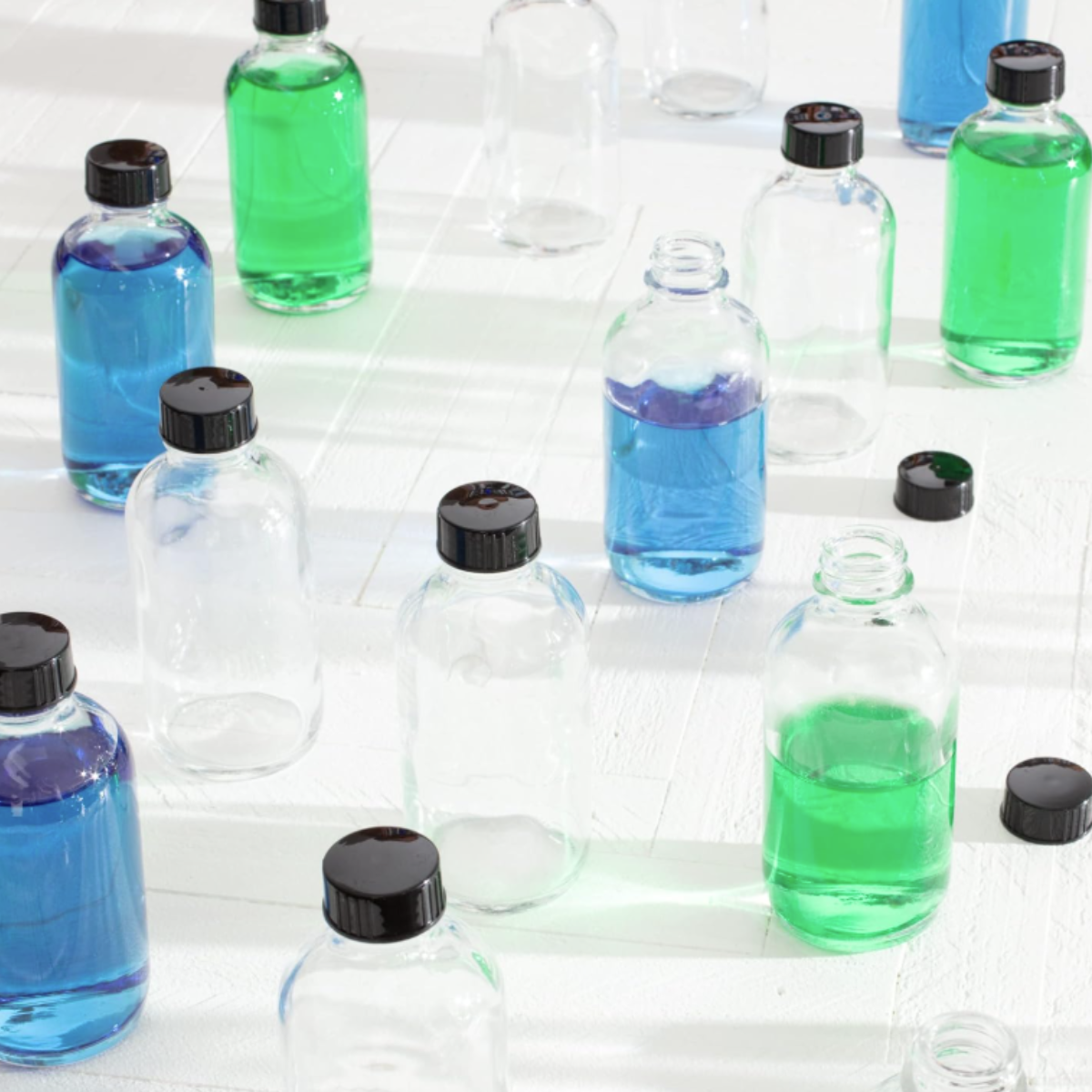 16 Pack Empty Glass Bottles with Lids, Refillable Container for Essential Oils, Vanilla Extract and More (4 Ounce)